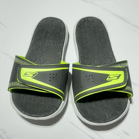 NWOT Skechers Gray Green Lightweigh Women’s Comfy Slip On Velcro Slipper Sz 5 - Picture 2 of 11